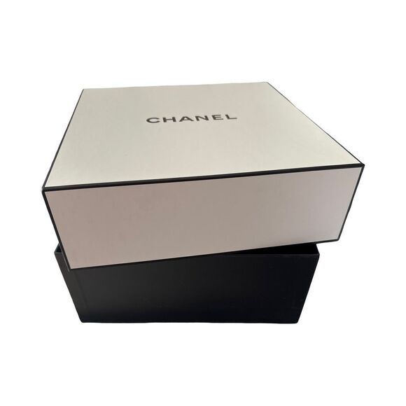 AUTHENTIC CHANEL GIFT BOX. - Picture 2 of 5